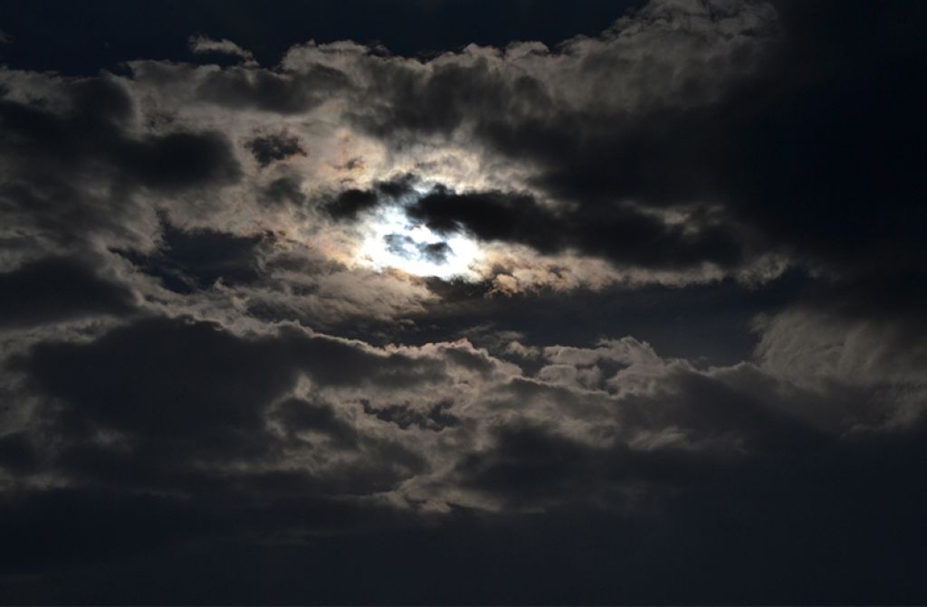 Ay Neden Bulutların Arkasına Saklanır? Ay Neden Bulutların Arkasına Saklanır?