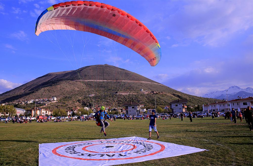 Paraşütçüler Düşerken Neden Yaralanmazlar? Paraşütçüler Düşerken Neden Yaralanmazlar?